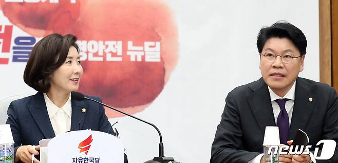 2019년 7월 23일 나경원 자유한국당 원내대표가 서울 여의도 국회에서 열린 원내대책회의에서 장제원 정개특위 간사와 대화하고 있다. ⓒ News1 DB