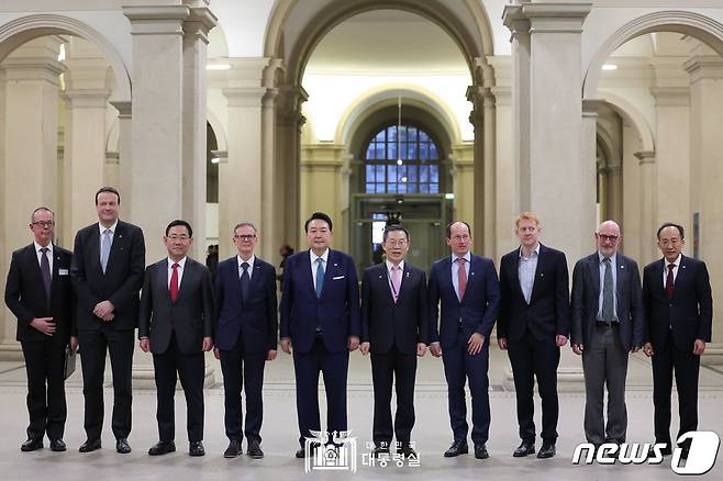 윤석열 대통령이 19일 오후(현지시간) 주호영 국민의힘 원내대표, 이종호 과학기술정보통신부 장관, 추경호 경제부총리 겸 기획재정부 장관과 스위스 취리히 연방공과대학을 찾아 관계자들과 기념 촬영하고 있다. 유럽의 MIT라고도 불리는 이곳은 세계 최고 대학 중 한 곳으로 아인슈타인, 쿠트르 뷔트리히 등 노벨상 수상자를 대거 배출했다. (대통령실 홈페이지) 2023.1.20/뉴스1 ⓒ News1 안은나 기자