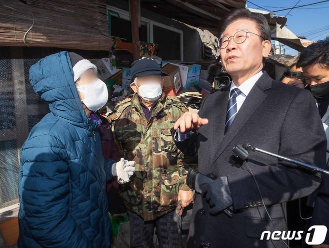 이재명 더불어민주당 대표가 20일 오후 화재가 발생한 서울 강남구 구룡마을 방문해 주민과 대화를 나누고 있다. (공동취재) 2023.1.20/뉴스1 ⓒ News1 김도우 기자