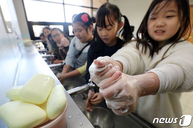 2일 오전 경기도 수원시 팔달구 매여울초등학교에서 학생들이 겨울철에 주로 발생하는 노로바이러스 식중독 예방을 위해 식사 전 손을 씻고 있다. (자료사진) 2019.12.2/뉴스1 ⓒ News1 조태형 기자