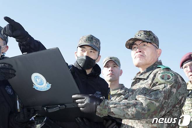 21일 JSA경비대대를 방문한 전동진 지상작전사령관이 한·미측 경비대대 주요 직위자들에게 JSA부대의 대비태세 현황을 보고받고 있다.(지작사 제공)