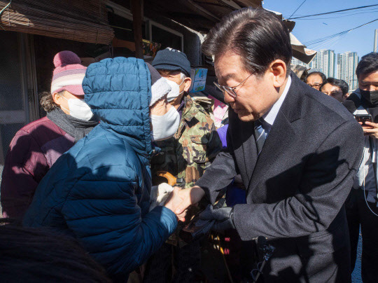 이재명 더불어민주당 대표가 20일 오전 화재가 발생한 서울 강남구 개포동 구룡마을 4구역을 찾아 주민과 인사를 나누고 있다. 연합뉴스