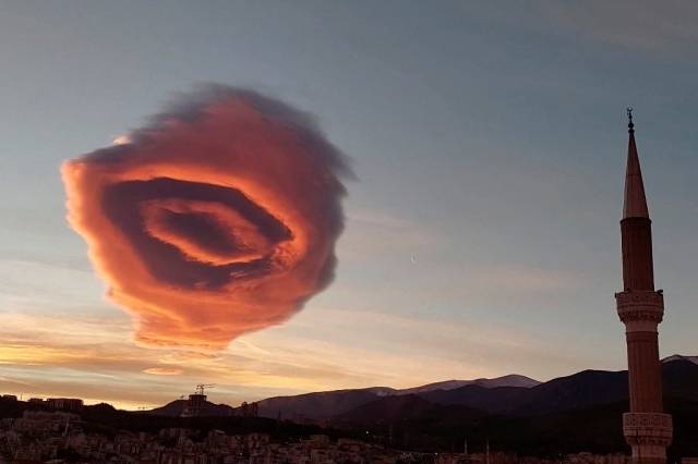로이터통신은 지난 19일(현지시간) 튀르키예 부르사 상공에 특이한 형상의 구름이 목격돼 SNS로 올라오고 있다고 보도했다. 사진은 로이터통신이 제공을 받은 사진. 로이터연합뉴스