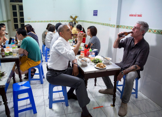 지난 2016년 5월 23일(현지시간) 베트남 하노이의 한 식당에서 미국 CNN 방송의 음식프로그램 촬영을 위해 버락 오바마 전 미국 대통령이 유명 셰프 앤서니 부르댕과 맥주를 곁들이며 식사를 마시고 있다. SNS 캡처