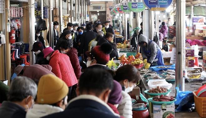 설 앞두고 붐비는 재래시장. [연합]