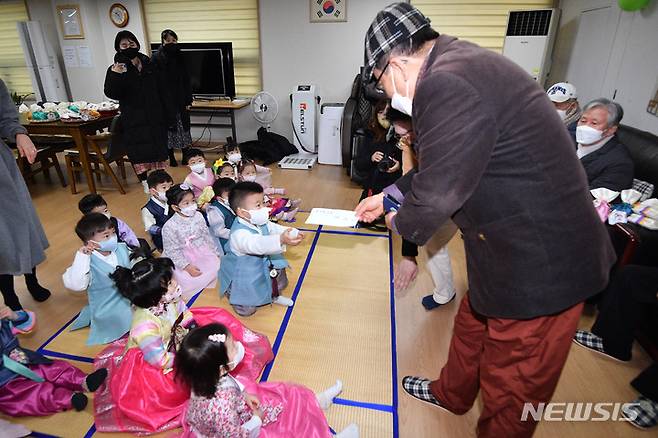 [서울=뉴시스] 조수정 기자 = 구립 삼성아트 어린이집 어린이들이 설 명절을 앞둔 17일 서울 송파구 문정 래미안 아파트 경로당을 찾아 합동 세배를 마친 뒤 세뱃돈을 받고 있다.  (공동취재사진) 2023.01.17. chocrystal@newsis.com