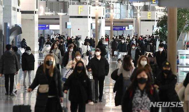 [인천공항=뉴시스] 조수정 기자 = 설 연휴를 앞두고 19일 인천국제공항 제1여객터미널이 출국하려는 이용객들로 북적이고 있다. 2023.01.19. chocrystal@newsis.com