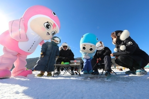 제23회 인제빙어축제가 개막된 20일 강원 인제군 남면 부평리 소양강댐 상류 빙어호에서 방문객들이 얼음낚시를 즐기고 있다. 축제는 오는 29일까지 열흘간 열린다. 인제군 제공