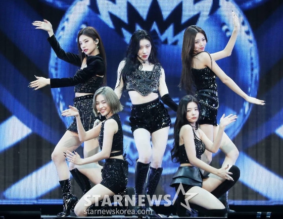 그룹 ITZY(있지)가 지난 2022년 12월 13일 오후 일본 나고야 니혼가이시홀에서 열린 스타뉴스-미디어보이 주최 '2022 Asia Artist Awards IN JAPAN'(2022 아시아 아티스트 어워즈, 이하 2022 AAA)에서 멋진 무대를 선보이고 있다.  ITZY는 이날 AAA 베스트 아티스트, 아시아 셀러브리티상을 수상했다.  스타뉴스와 미디어보이가 주최하고 Asia Artist Awards 조직위원회와 더스타파트너, 컬쳐 엔터테인먼트가 공동 주관하는 글로벌 NO.1 시상식 '2022 AAA'는 올 한 해 동안 국내외에서 많은 사랑을 받은 가수, 배우들이 참석해 눈을 뗄 수 없는 화려한 글로벌 축제의 장을 펼쳤다. /2022.12.19 /사진=김창현 기자 chmt@