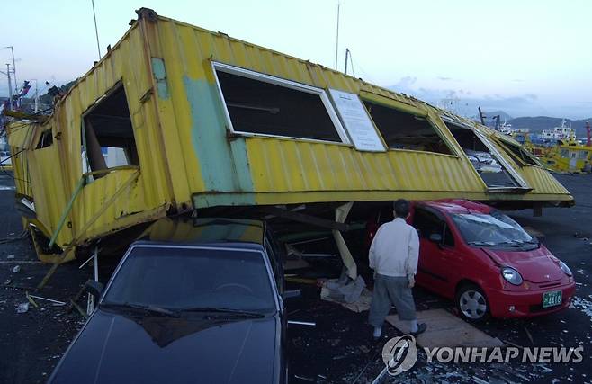 지난 2003년 태풍 매미 강풍에 날아간 대형 컨테이너 [연합뉴스 자료사진]