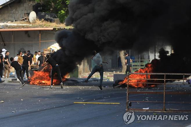 이스라엘군과 충돌하는 팔레스타인 시민들 [EPA 연합뉴스 자료사진. 재판매 및 DB 금지]