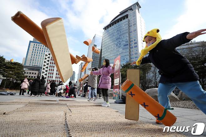 설 명절 연휴가 시작된 21일 오후 서울 종로구 서울역사박물관에서 열린 '설맞이 한마당'에서 어린이들이 윷놀이를 하고 있다. 2023.1.21/뉴스1 ⓒ News1 황기선 기자