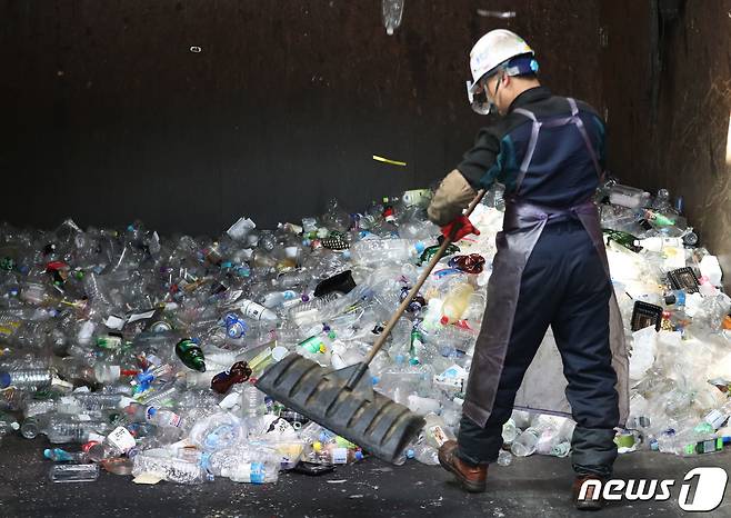 지난해 2월 경기도 용인재활용센터에서 투명 페트병이 수거 돼 있다. ⓒ News1 김영운 기자