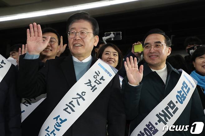 이재명 더불어민주당 대표와 박홍근 원내대표를 비롯한 지도부가 설 연휴를 앞둔 20일 서울 용산역 KTX승강장에서 귀성객들에게 인사를 하고 있다. (공동취재) 2023.1.20/뉴스1 ⓒ News1 유승관 기자