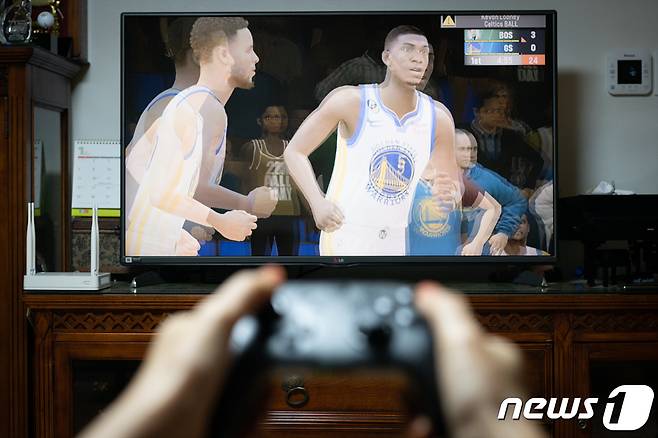 '닌텐도 스위치 프로콘'과 연결해 '애플 아케이드 게임'을 이용하는 모습. 2023.1.22/뉴스1 ⓒ News1 이기범 기자