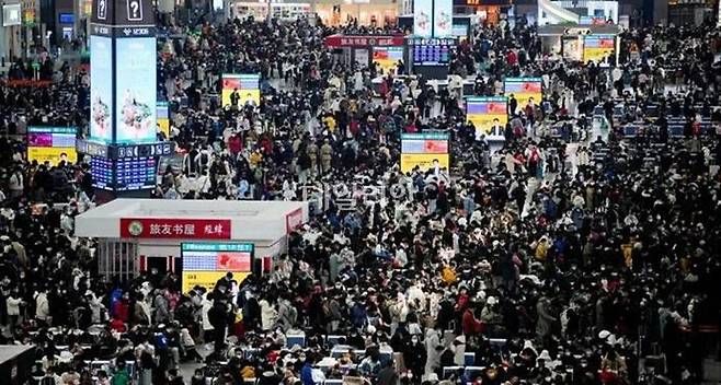 지난 18일 중국 상하이 훙차오 기차역에서 최대 명절인 춘제(음력설) 연휴를 앞두고 귀향하려는 중국인들로 인산인해를 이루고 있다. ⓒ 로이터/연합뉴스
