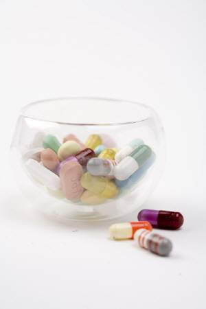 과식을 해 속이 더부룩하다면 소화효소제와 위장운동조절제를 함께 먹는 게 도움이 된다. /게티이미지뱅크