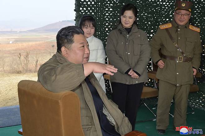 김정은 북한 국무위원장(왼쪽부터)과 딸 김주애, 배우자 리설주 여사가 지난해 11월 화성-17형 대륙간탄도미사일(ICBM) 발사를 참관했다고 조선중앙통신이 보도했다. 연합뉴스