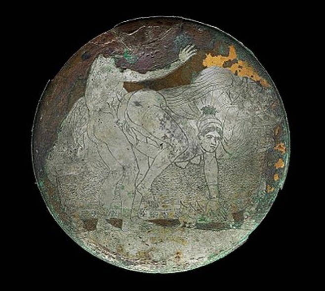 고린도 내 아프로디테 신전에서 발견된 유물 거울에서 신성매춘 장면이 묘사 돼 있다.