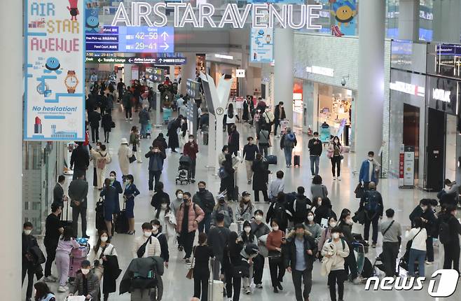 (인천공항=뉴스1) 임세영 기자 = 설 연휴를 앞둔 19일 인천국제공항 제1여객터미널 면세점이 출국하려는 이용객들로 북적이고 있다.  2023.1.19/뉴스1  Copyright (C) 뉴스1. All rights reserved. 무단 전재 및 재배포 금지.