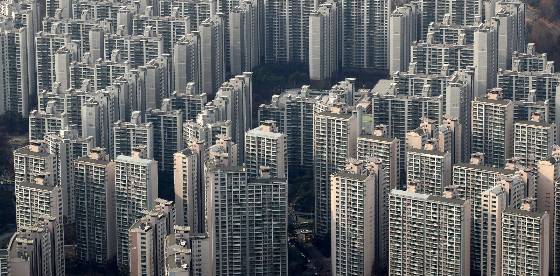 월급에서 주택담보대출(주담대) 원리금 부담이 차지하는 비율을 나타내는 주택구입부담지수가 전국적 상승세를 보이고 있다. 정부가 부동산 연착륙 대책을 내놓고 있음에도 금리 인상 기조가 이어짐에 따라 큰 효과를 내지 못하는 모습이다./사진=뉴스1