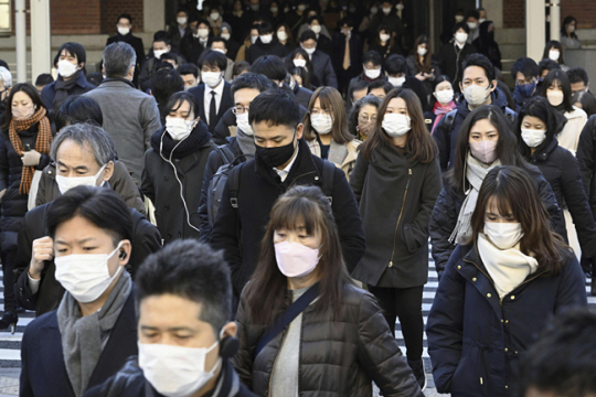 20일(현지시간) 일본 도쿄역 밖에서 마스크를 쓴 시민들이 출근하고 있다. AP 연합뉴스