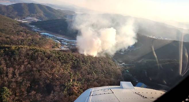 [경북=뉴시스]산불이 발생한 모습이다. 본문의 내용과 직접적인 연관이 없다. 뉴시스DB. 2023.01.22 photo@newsis.com *재판매 및 DB 금지