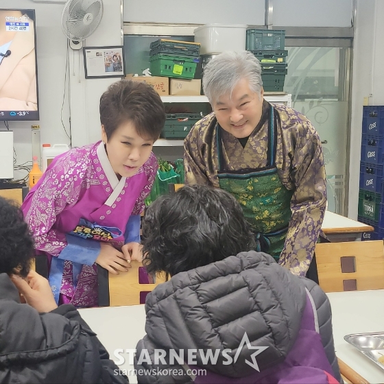 가수 유미(사진 왼쪽)과 배우 한지일./사진=한지일 제공