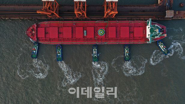 중국 허베이성 탕산시 까오페이뎬 광석 부두에 정박해 있는 벌크선. (연합뉴스)
