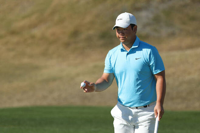 김주형이 23일 열린 PGA 투어 아메리칸 익스프레스 최종 4라운드에서 홀아웃하고 있다.(사진=AFPBBNews)