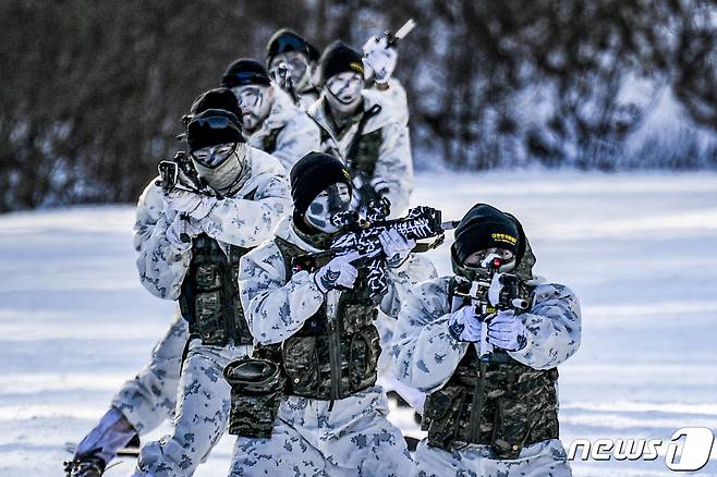 해병대는 지난 2일부터 강원도 평창 산악종합훈련장에서 수색부대 임무수행 능력 향상을 위해 설한지훈련을 실시하고 있다고 23일 밝혔다. 임무를 완수한 해병대 수색부대원들이 텔레마크 스키를 이용해 안전지대로 이동하고 있다. (해병대사령부 제공) 2023.1.23/뉴스1