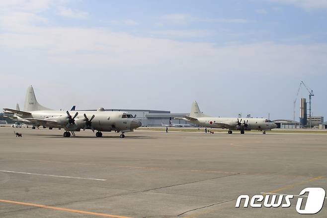 일본 해상자위대 제5항공군이 운용하는 해상초계기 P-3C가 지난달 30일 오키나와 나하 기지 부근에서 임무수행을 위해 대기 중이다. 해상자위대는 이 해상초계기를 70대가량 보유 중인데 실시간 정찰활동 등을 하고 있다. 2018.12.3/뉴스1 ⓒ News1 성도현 기자