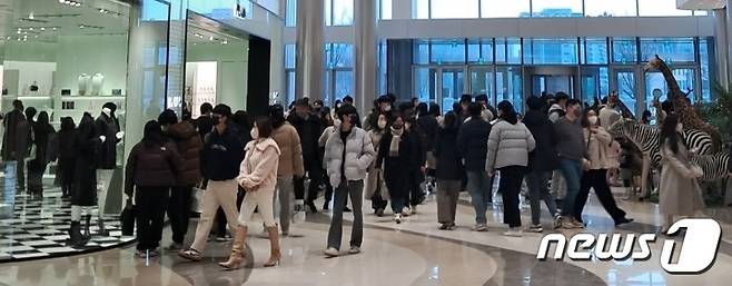 23일 신세계백화점 대전점에 쇼핑객들이 물려들고 있다. ⓒ뉴스1 최일 기자