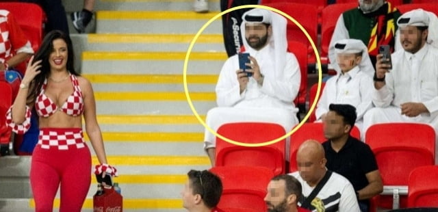 2022 카타르 월드컵 경기 중 카타르 전통 의상 차림으로 관중석에 앉아 있던 남성들이 이바나 놀에게 눈을 떼지 못하는 모습. / 사진=트위터