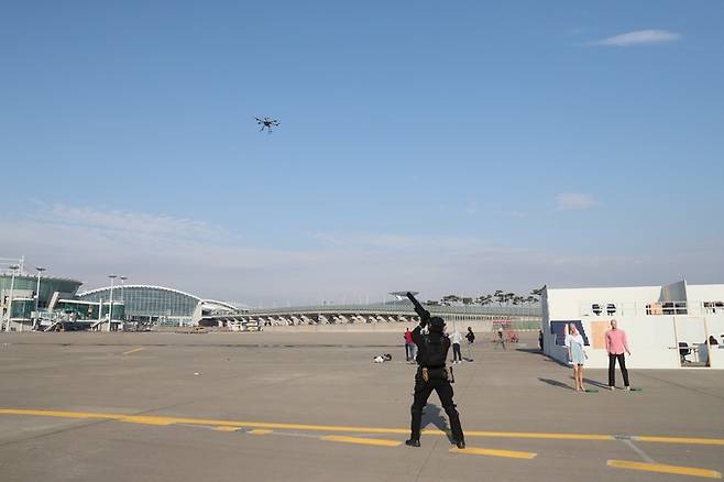 지난 2020년 11월 인천공항 제1여객터미널에서 열린 ‘인천공항 드론테러 대응훈련’ 모습