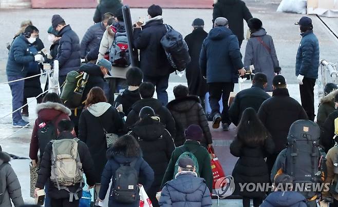 인천항 연안여객터미널 귀성객 행렬 [연합뉴스 자료사진]