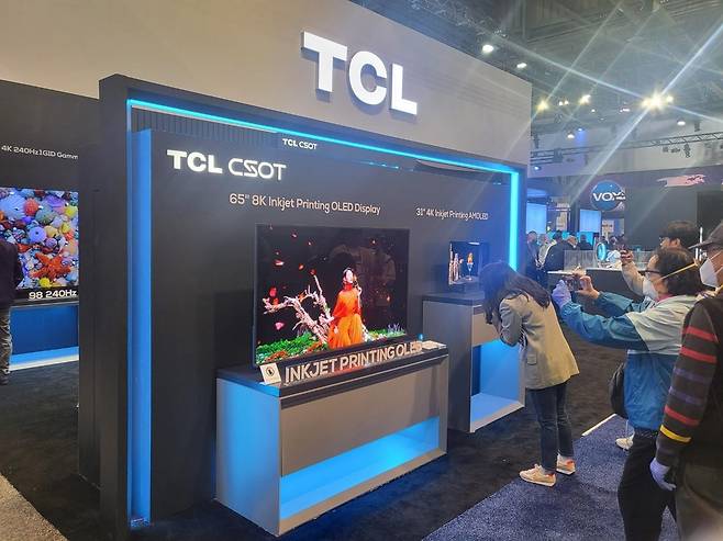 TCL이 'CES 2023'에서 선보인 65형 잉크젯 프린팅 OLED TV [촬영 장하나]