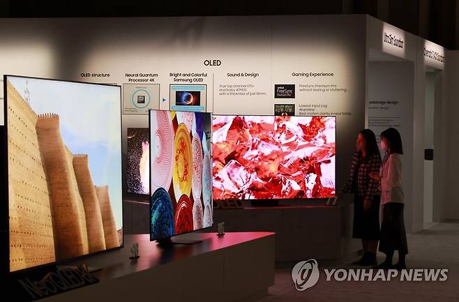 '삼성 퍼스트룩 2023'서 전시된 98형 네오 QLED TV와 77형 OLED TV [연합뉴스 자료사진]