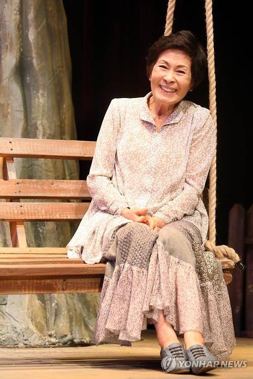 배우 김혜자 (서울=연합뉴스) 김수진 기자 = 배우 김혜자가 2015년 11월 3일 오후 서울 중구 정동 이화여고 100주년기념관에서 열린 연극 '길 떠나기 좋은 날' 프레스 리허설에서 연기하고 있다. 2015.11.3