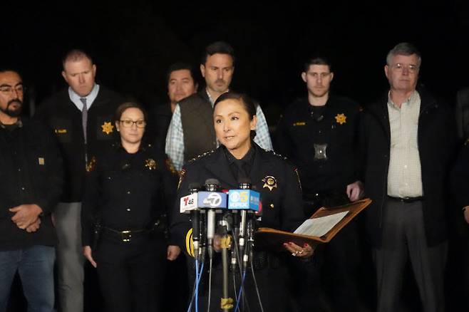 크리스티나 코퍼스 보안관이 23일 발생한 해프문베이 총격 사건에 대한 언론 브리핑에서 발언하고 있다. (사진=AP)