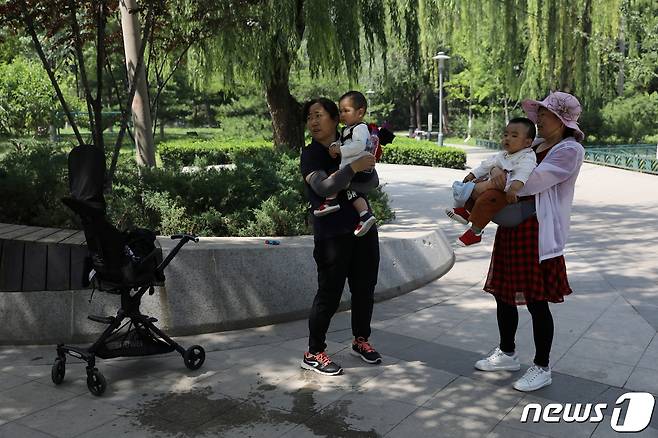 중국 베이징 한 공원에서 2021년 1월 1일 아이를 데리고 산책 나온 여성들의 모습. ⓒ 로이터=뉴스1 ⓒ News1 최서윤 기자
