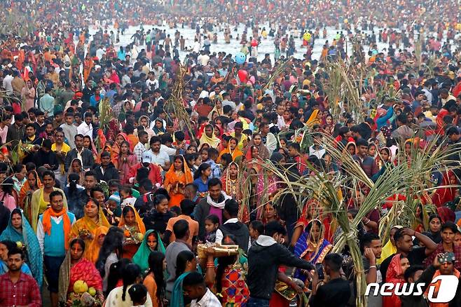 2022년 10월31일 인도의 한 힌두 축제에 모인 사람들 ⓒ AFP=뉴스1