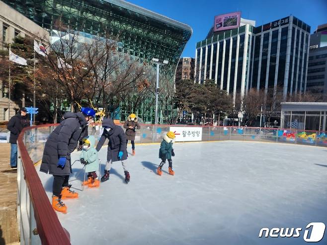 설 연휴 마지막 날인 24일 서울 중구 서울특별시청 앞 스케이트장에서 시민들이 스케이트를 타고 있다. 2023.1.24/뉴스1 ⓒ News1 유민주 기자
