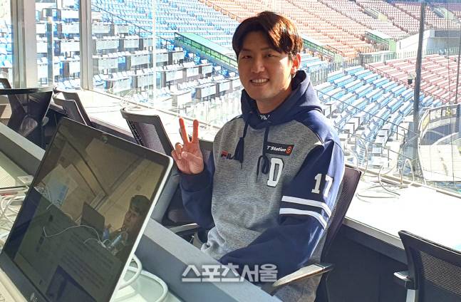 두산 홍건희가 잠실구장에서 인터뷰 도중 장난스러운 표정을 짓고 있다. 장강훈기자 zzang@sportsseoul.com