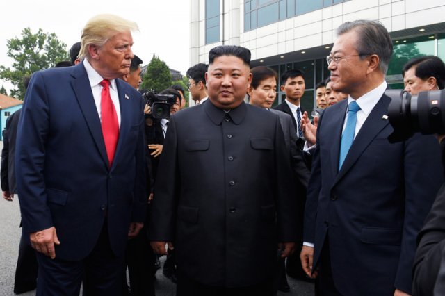 2019년 6월 30일 판문점에서 문재인 대통령, 김정은 북한 국무위원장, 도널드 트럼프 미국 대통령(오른쪽부터)이 3자 회동 장소인 ‘자유의 집’ 앞에서 함께 서 있다. 2019.6.30 AP 뉴시스