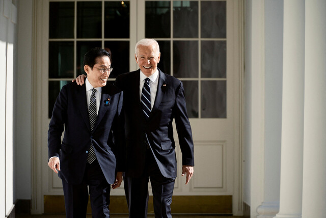 조 바이든 미국 대통령이 지난 13일 백악관을 방문한 기시다 후미오 일본 총리를 오벌 오피스로 안내하고 있다. 워싱턴/로이터 연합뉴스