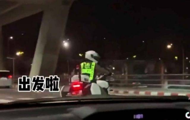 지난 19일 일반 중국인 관광객이 태국 파타야 국제공항에서 도심으로 경찰의 호위를 받고 이동하는 모습이 현지 사회관계망서비스(SNS)에 올라왔다. 방콕포스트 캡처