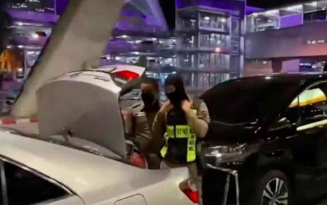 지난 19일 태국 파타야 국제공항에서 현직 경찰들이 일반 중국인 관광객에게 돈을 받고 그들의 짐을 차에 실어주고 있다. 방콕포스트 캡처