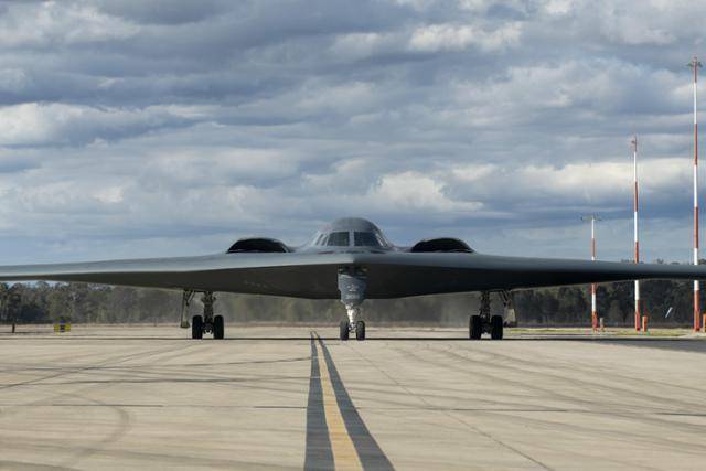 미 공군의 장거리 폭격기 B-2 스피릿이 2년 만에 인도태평양 작전지역에 배치됐다. 지난해 7월 11일 미 태평양공군에 따르면 미주리주(州) 화이트맨 공군기지의 제509 폭격비행단 소속 B-2 스피릿 폭격기들이 태평양공군 폭격기 기동부대(Bomber Task Force) 임무 수행을 위해 10일 호주 앰벌리 공군기지에 도착했다. 연합뉴스