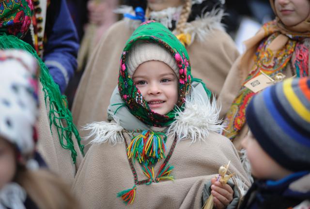 6일 우크라이나 리비우 시내에서 열린 정교회 크리스마스 이브 퍼레이드에 참석한 한 어린이가 밝은 표정을 짓고 있다. 리비우=AP 연합뉴스